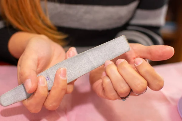 Eine Nahaufnahme Einer Frau Die Nagellack Aufträgt Und Nägel Lackiert — Stockfoto