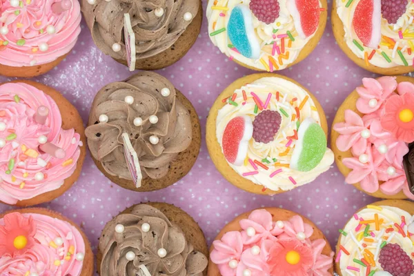 Horní Pohled Různé Sortiment Chutných Barevných Cupcakes Čokoládou Vanilkovou Smetanou — Stock fotografie
