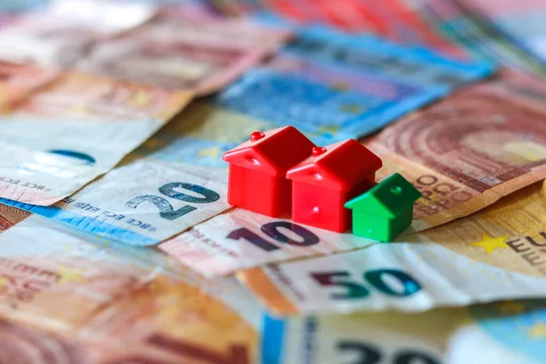 桌子上铺着欧元钞票 上面有房子 房地产投资概念 — 图库照片