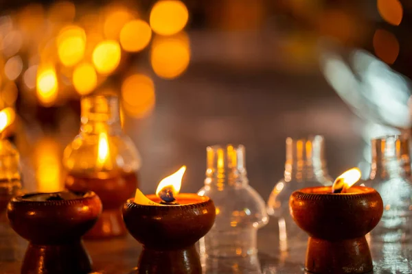 Primer Plano Velas Sobre Una Mesa Sobre Fondo Borroso — Foto de Stock