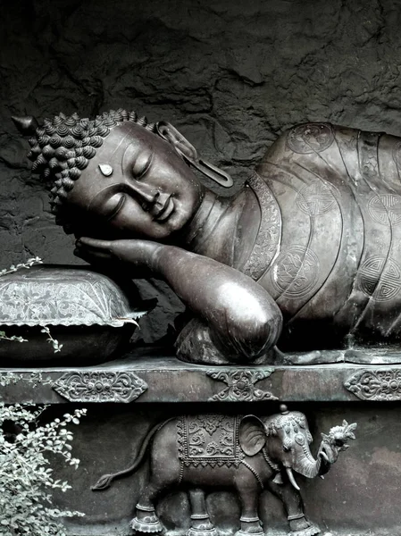 Μια Κάθετη Κοντινή Λήψη Ενός Ψεύτικου Αγάλματος Του Βούδα — Φωτογραφία Αρχείου
