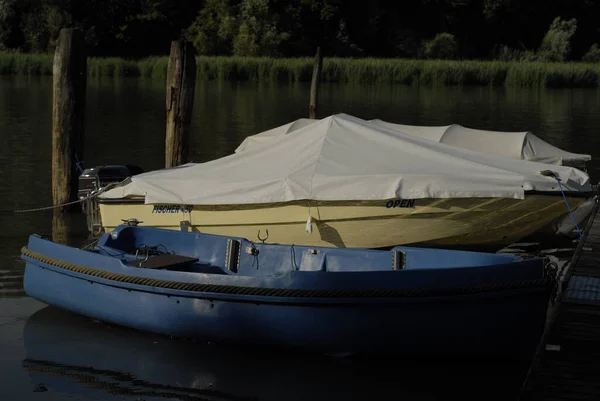 Gros Plan Bateau Couvert Dans Rivière Dans Nature — Photo