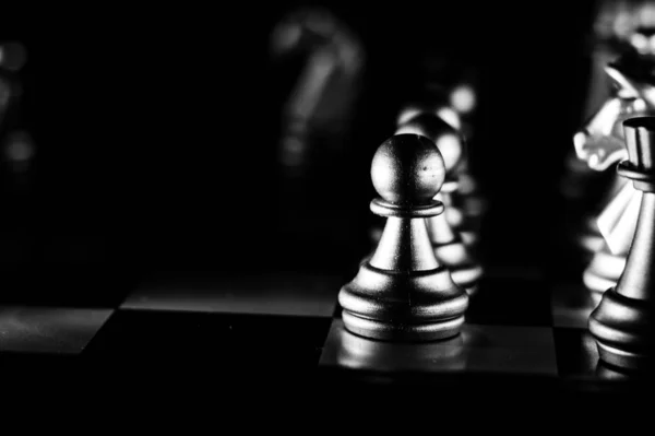 Die Schachfiguren Auf Dem Brett Auf Dunklem Hintergrund — Stockfoto