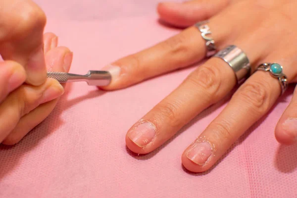 Een Close Van Een Vrouw Van Toepassing Nagellak Het Schilderen — Stockfoto