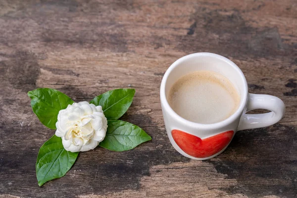 Чашка Кофе Сердцем Цветок Рядом Ним Деревянной Поверхности — стоковое фото