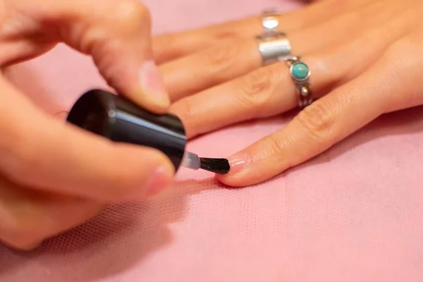 ネイルポリッシュ 塗装爪を適用する女性のクローズアップ — ストック写真