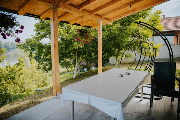 Ein Tisch Einem Pavillon Umgeben Von Bäumen — Stockfoto