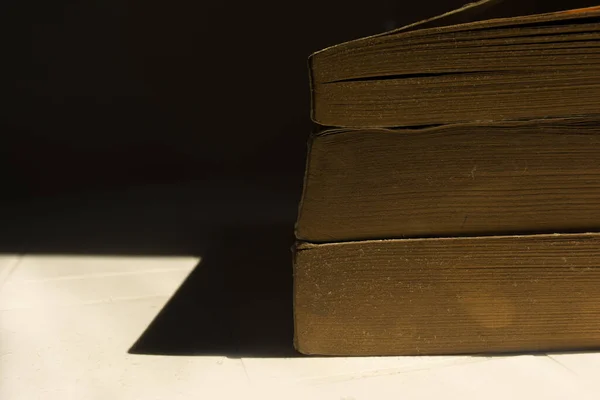 Eine Nahaufnahme Alter Bücher Auf Weißer Oberfläche — Stockfoto