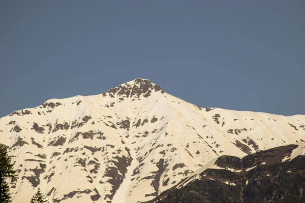 Een Schilderachtig Uitzicht Een Besneeuwde Berg Onder Een Duidelijke — Stockfoto
