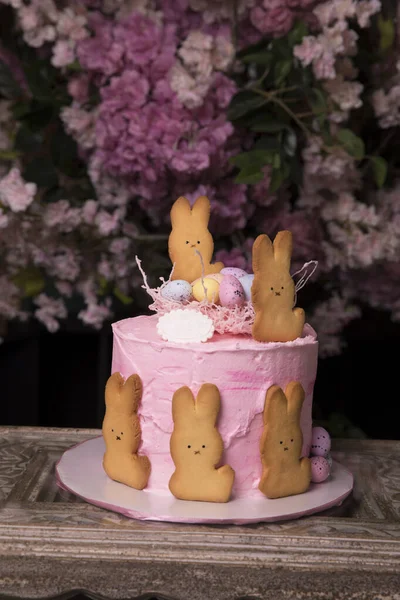 バニーが飾られたイースターケーキ — ストック写真