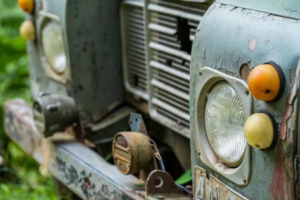 Uma Foto Perto Dos Faróis Velho Carro Enferrujado — Fotografia de Stock