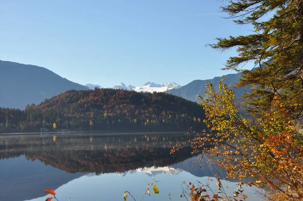 Reflexe Ledovce Dachstein Klidném Jezeře Altaussee Štýrsko Rakousku Salzkammergut — Stock fotografie