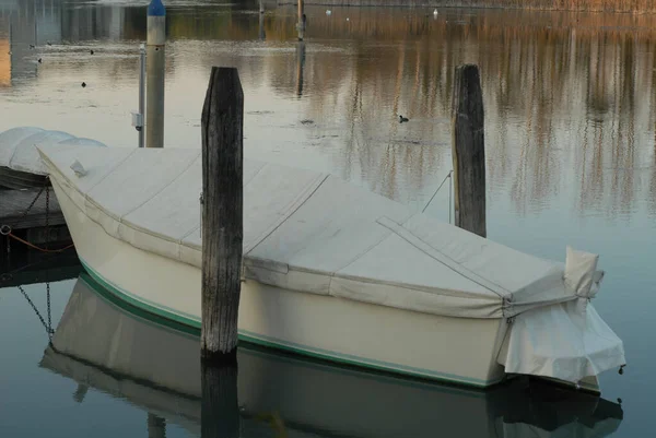 Крупный План Крытой Лодки Реке Природе — стоковое фото