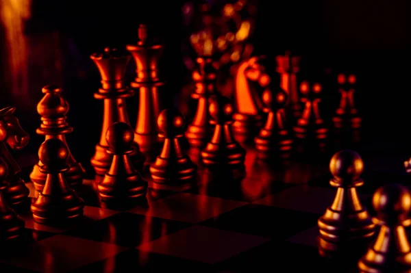 Die Schachfiguren Auf Dem Brett Auf Dunklem Hintergrund — Stockfoto