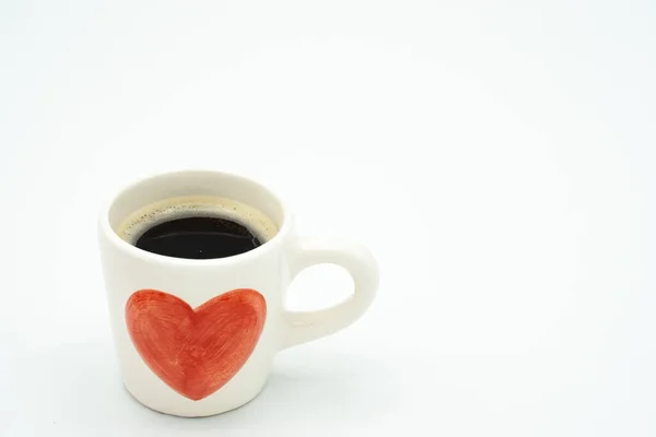 Beyaz Arka Planda Sıcak Bir Fincan Kahvenin Yakın Plan Çekimi — Stok fotoğraf