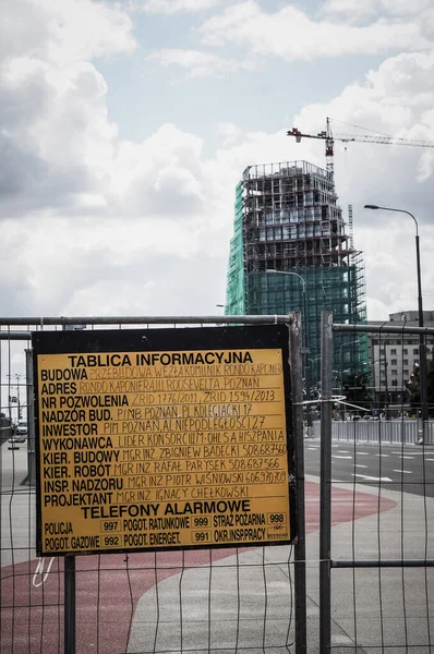 波兰波特兰 波兹南 2016年10月20日 波兰市中心建筑区域后面的金属屏障上有一个黄色的信息标志 — 图库照片