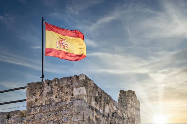 Spanya Bayrağı Rüzgarda Dalgalanırken Trigueros Del Valle Castilla Nın Kalesinin — Stok fotoğraf