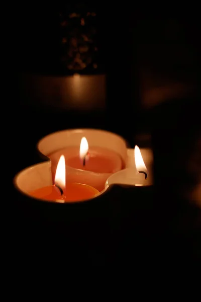 Chamas Brilhantes Das Velas Quarto Escuro — Fotografia de Stock