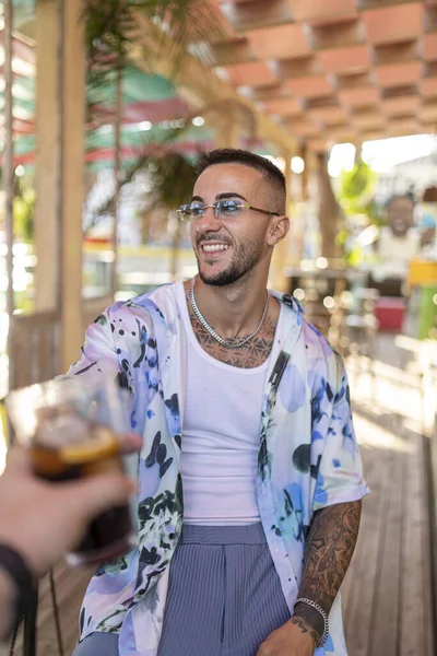 Ένας Χαρούμενος Ισπανός Ελκυστικός Νεαρός Άνδρας Κομψά Ρούχα Κάνει Μια — Φωτογραφία Αρχείου