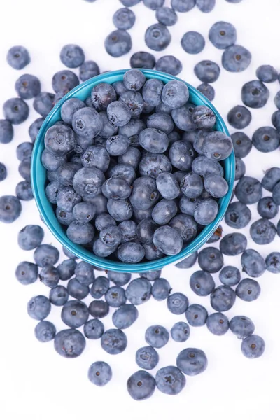 Mirtilos Isolados Fundo Branco Frutas Frescas Uma Tigela Azul — Fotografia de Stock