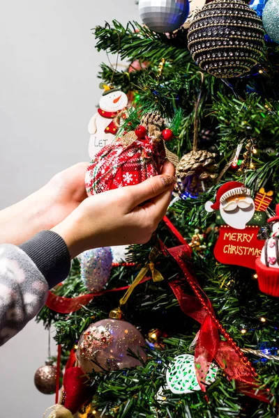 Vertical Shot Female Hands Hanging Christmas Decorations Ornaments Christmas Tree — Stock Photo, Image