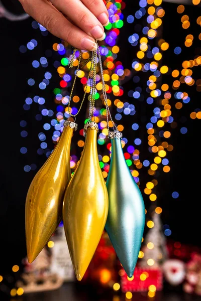 Renkli Bokeh Lambalarına Karşı Noel Süslerini Tutarken Çekilmiş Dikey Bir — Stok fotoğraf