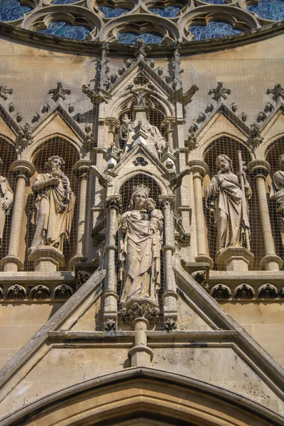 Pionowe Ujęcie Ściany Katedry Różnymi Rzeźbami — Zdjęcie stockowe
