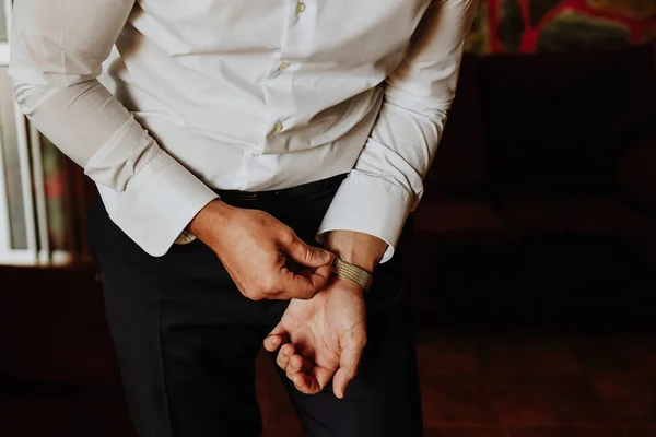 Een Bruidegom Die Zijn Horloge Aanpast Zijn Trouwdag — Stockfoto