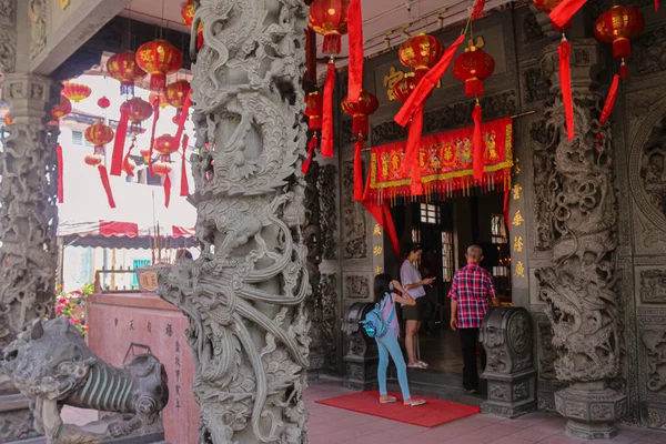 Malaysia 2020年2月2日 马来西亚槟城一座装饰有红灯笼的中国寺庙 — 图库照片