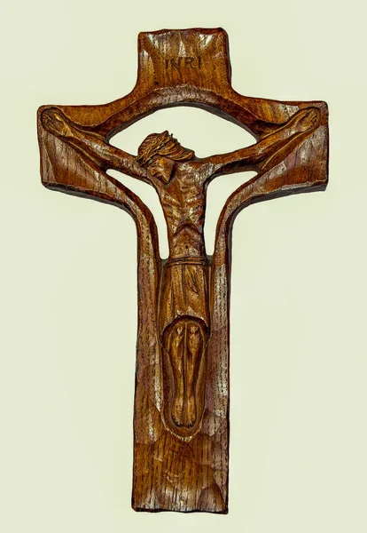 Sovata Romania 2021年7月27日 一个垂直拍摄的古老木制十字架 在孤立的奶油背景上刻有十字架耶稣的雕刻 — 图库照片