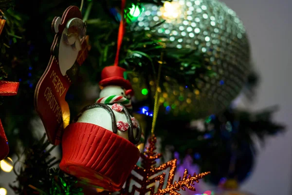 Een Prachtige Kerstversiering Verlichting Een Kerstboom — Stockfoto