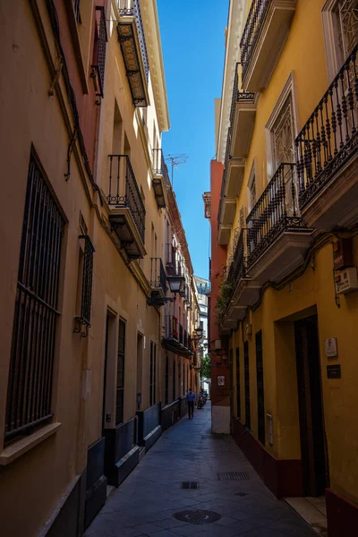 Une Rue Étroite Dans Ville Carmona Espagne — Photo