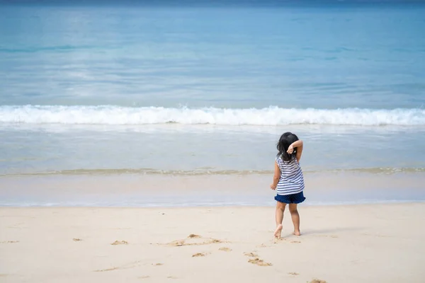 바닷가에서 소녀의 뒷모습 — 스톡 사진