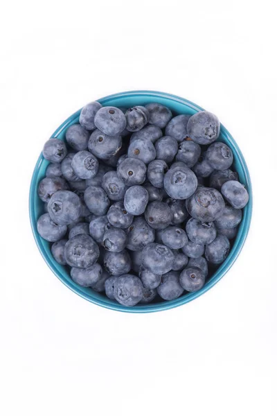 蓝莓在白色的背景上被分离出来 新鲜的水果在蓝色的碗里 — 图库照片