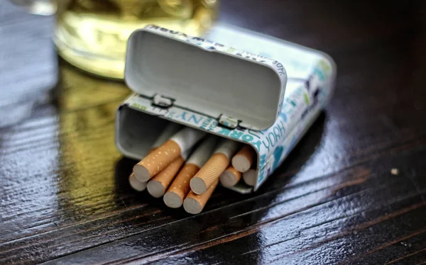 Close Uma Caixa Metal Cigarros Mesa — Fotografia de Stock