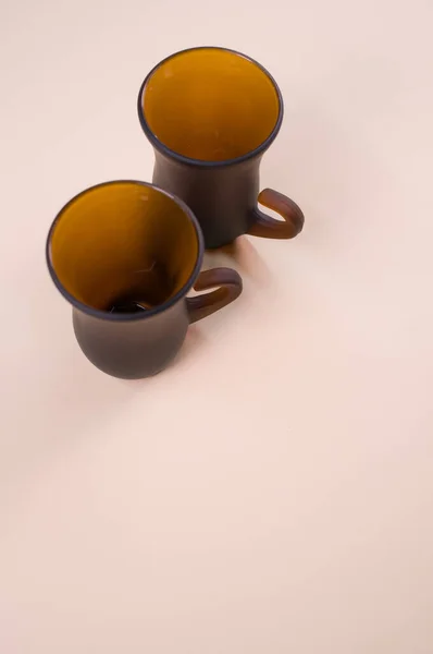Ένα Κάθετο Πλάνο Από Δύο Καφέ Κούπες Σχήμα Καμπάνας Απομονωμένες — Φωτογραφία Αρχείου