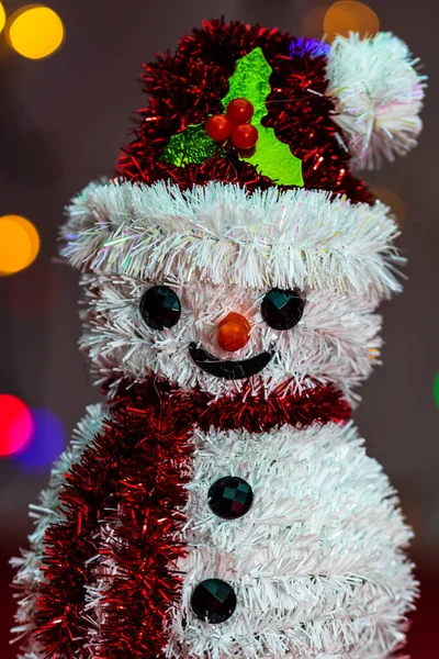 Een Verticaal Schot Van Sneeuwpop Tegen Kleurrijke Bokeh Lichten Achtergrond — Stockfoto