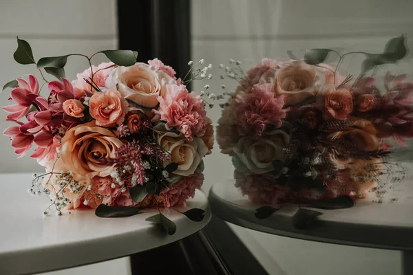 Closeup Shot Pink Bouquet Reflective Window — Stock Photo, Image