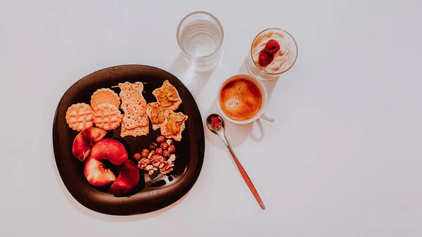 Вкусный Завтрак Кушаньями Кофе Муссом Стаканом Воды — стоковое фото