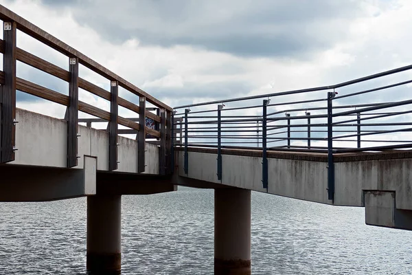 Een Grote Pier Met Leuningen Een Bewolkte Dag — Stockfoto