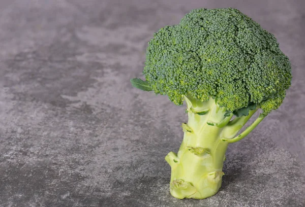 Broccoli Een Grijze Gestructureerde Achtergrond Egan Food Gezonde Groenten — Stockfoto