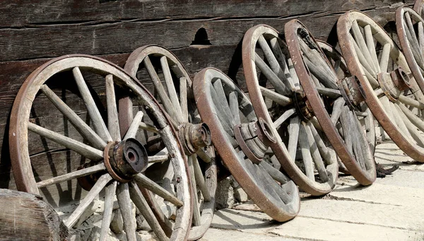 Een Close Van Houten Koetswielen — Stockfoto