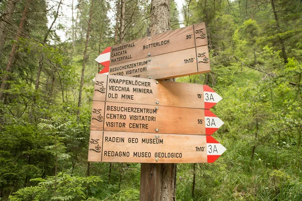 Bletterbach Gorge Nas Dolomitas Itália Caminhadas Vale Nas Montanhas Cachoeira — Fotografia de Stock