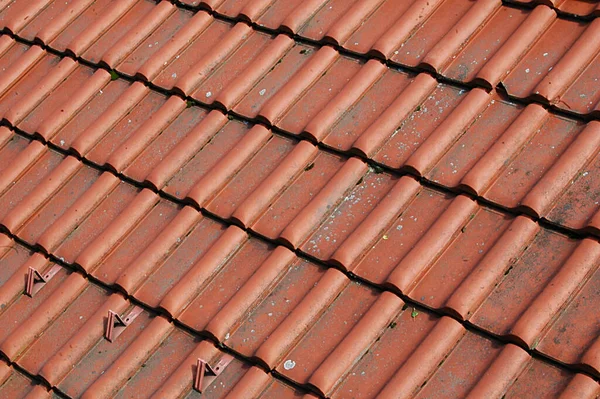감촉된 오렌지 지붕의 클로즈업 — 스톡 사진