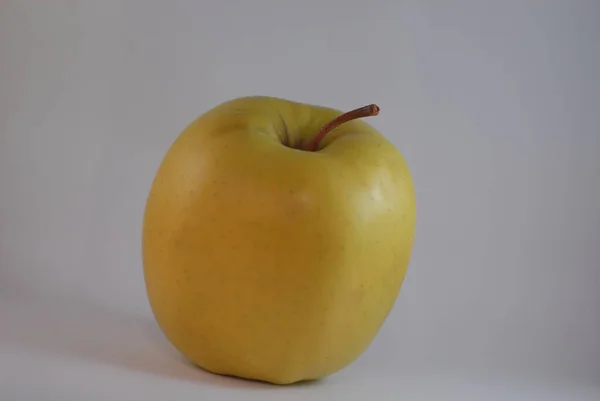 Närbild Bild Ett Gult Äpple Vit Bakgrund — Stockfoto