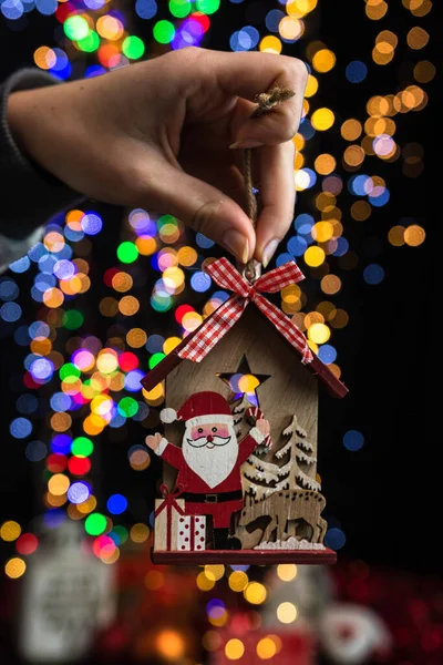 Plano Vertical Mano Sosteniendo Ornamento Del Árbol Navidad Sobre Colorido —  Fotos de Stock