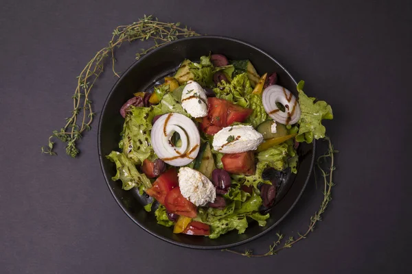 Een Top Uitzicht Van Een Verse Griekse Salade Een Zwarte — Stockfoto