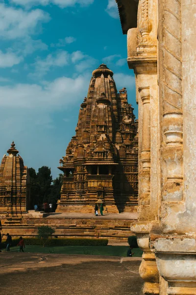 Tiro Vertical Templo Khajuraho Fundo Azul Céu Índia — Fotografia de Stock
