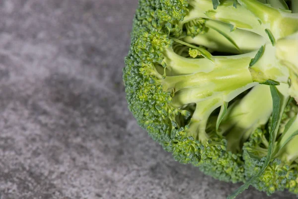 Brokoli Dengan Latar Belakang Berstruktur Abu Abu Makanan Vegetarian Sayuran — Stok Foto