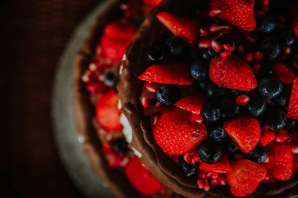 Eine Schüssel Mit Frischen Lebendigen Blaubeeren Und Erdbeeren — Stockfoto